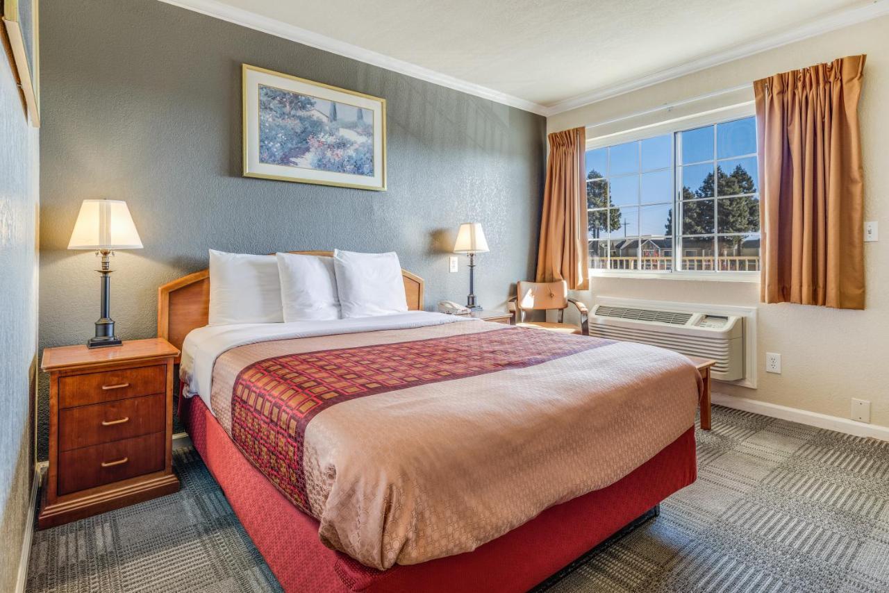 Americas Best Value Inn - ペタルーマ エクステリア 写真