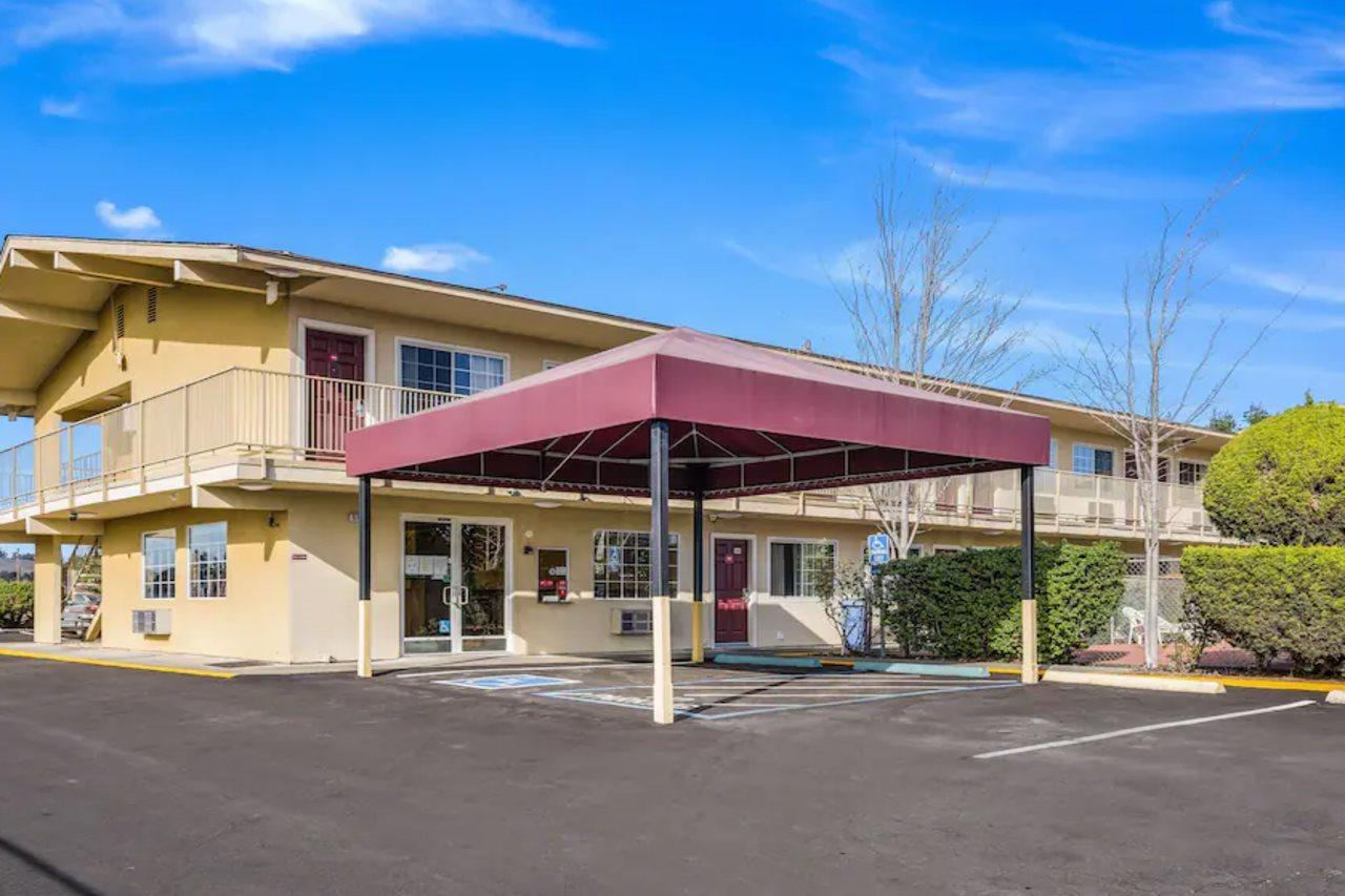 Americas Best Value Inn - ペタルーマ エクステリア 写真