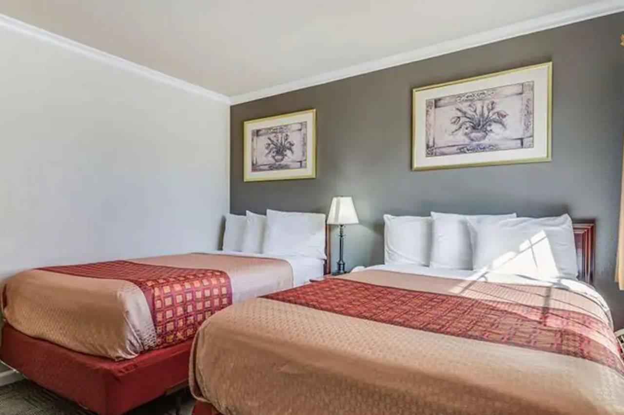 Americas Best Value Inn - ペタルーマ エクステリア 写真